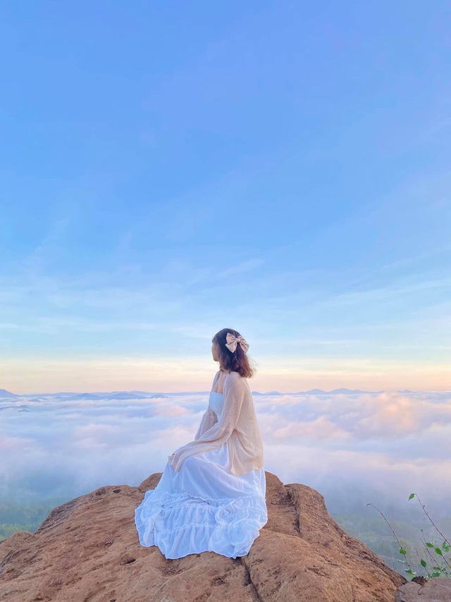 Hundreds of tourists lined up from 5 am to hunt for clouds in Da Lat - 8