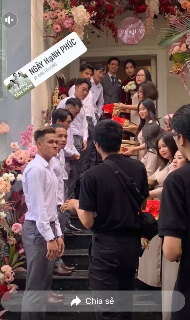 Hai cô gái gây chú ý khi bê tráp cho đám cưới của Công Phượng – Viên Minh - 1 Hai cô gái gây chú ý khi bê tráp cho đám cưới của Công Phượng – Viên Minh - 1