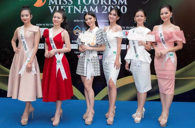 Thí sinh Hoa khôi du lịch trình diễn trang phục tái chế kết hợp cùng bikini - 4 Thí sinh Hoa khôi du lịch trình diễn trang phục tái chế kết hợp cùng bikini - 4