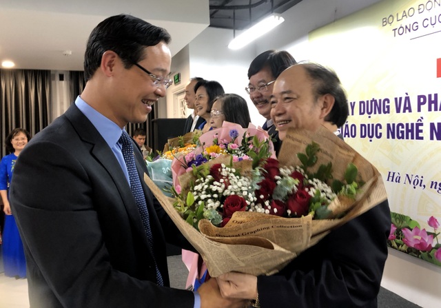 Phát triển đội ngũ giáo viên dạy nghề thích ứng với yêu cầu mới - 5 Phát triển đội ngũ giáo viên dạy nghề thích ứng với yêu cầu mới - 5