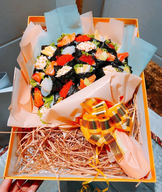 Độc lạ 20/11 năm nay: Bó hoa sushi nhìn như thật, giá tiền triệu - 1