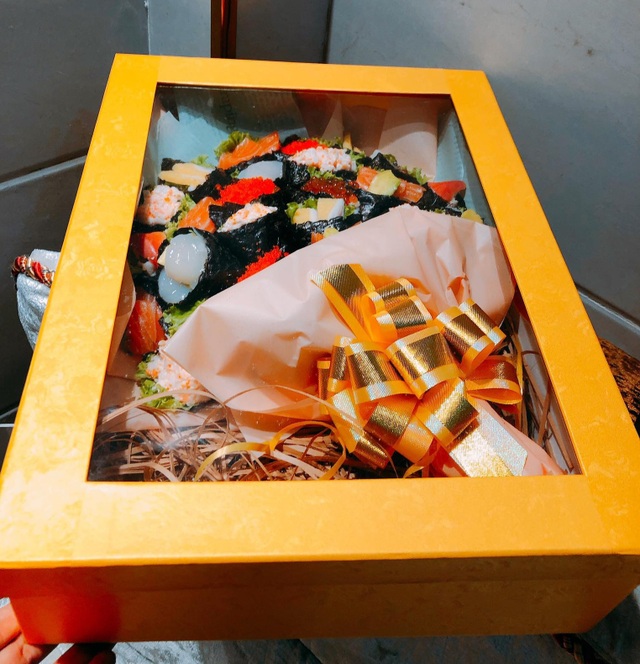 Độc lạ 20/11 năm nay: Bó hoa sushi nhìn như thật, giá tiền triệu - 2 Độc lạ 20/11 năm nay: Bó hoa sushi nhìn như thật, giá tiền triệu - 2