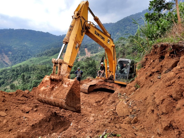 Tiếp tục nỗ lực thông đường vào hiện trường vụ sạt lở Phước Sơn - 3 Tiếp tục nỗ lực thông đường vào hiện trường vụ sạt lở Phước Sơn - 3