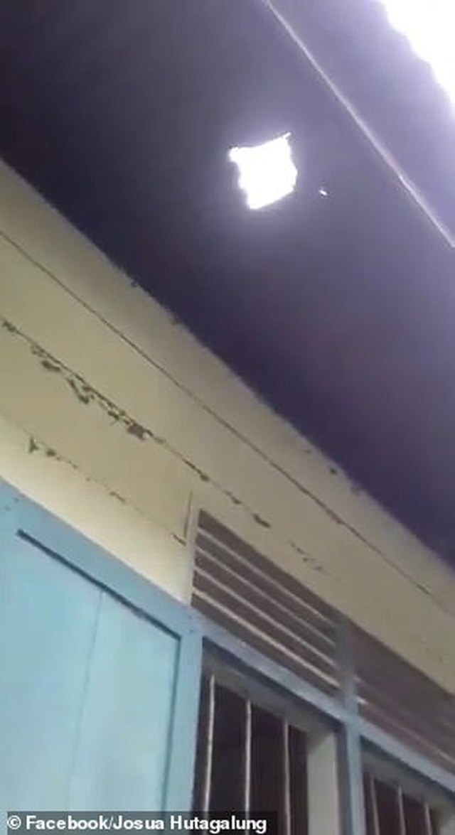Thiên thạch khủng rơi trúng nhà, người đóng quan tài thành triệu phú - 2 Thiên thạch khủng rơi trúng nhà, người đóng quan tài thành triệu phú - 2