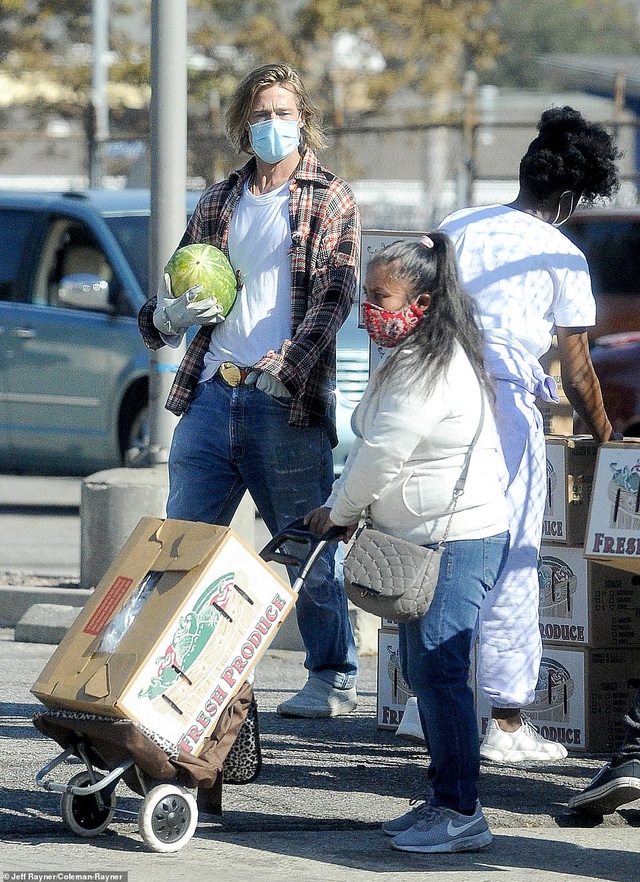 Brad Pitt lái xe tải đi tặng đồ ăn cho người nghèo - 8