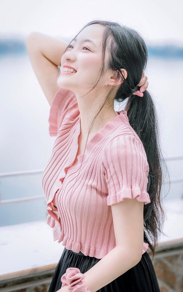 Cô giáo dạy Toán sở hữu nhan sắc xinh đẹp tựa nàng thơ - 4 Cô giáo dạy Toán sở hữu nhan sắc xinh đẹp tựa nàng thơ - 4