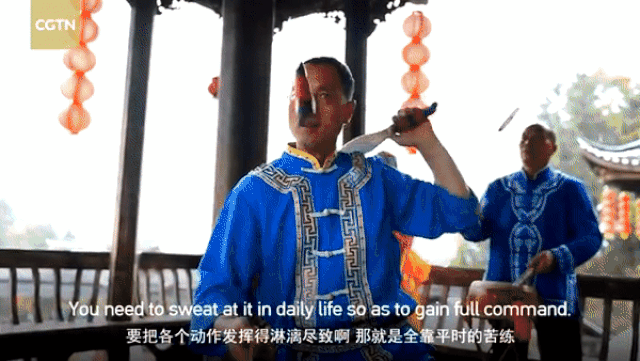 Thót tim xem cảnh dùng tay không tung hứng dao nhọn lên cao - 4 Thót tim xem cảnh dùng tay không tung hứng dao nhọn lên cao - 4