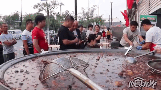 Quán lẩu bình dân hầm hơn 200 kg xương/ngày, khách đợi từ khi chưa mở bán - 3 Quán lẩu bình dân hầm hơn 200 kg xương/ngày, khách đợi từ khi chưa mở bán - 3