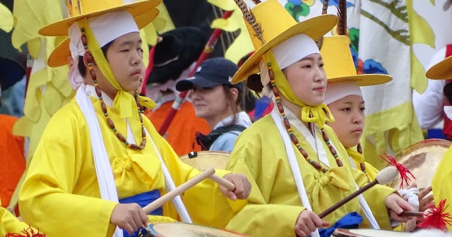 Lễ hội Shitennoji Wasso: Với more than 1,400 years of history, the Shitennoji Wasso Festival is a must-see cultural event in Japan. Cùng đón xem hình ảnh về lễ hội này để khám phá những màn biểu diễn đặc sắc cùng với truyền thống lâu đời.