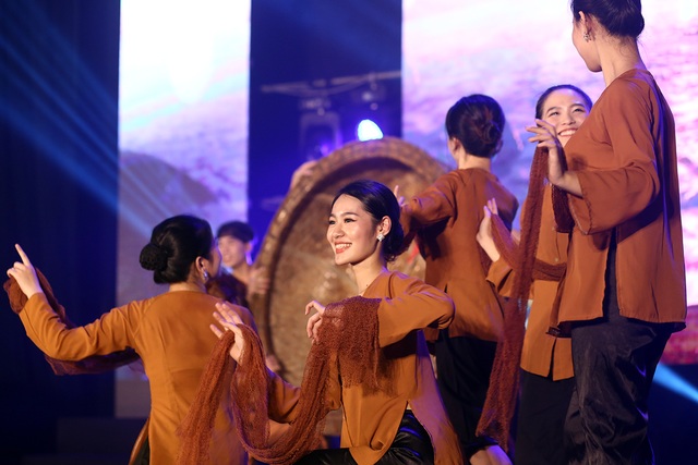 Hoa khôi ĐH Văn hóa tỏa sắc trong đêm nghệ thuật Dấu ấn - 6 Hoa khôi ĐH Văn hóa tỏa sắc trong đêm nghệ thuật Dấu ấn - 6