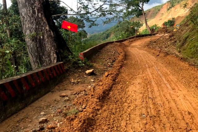 Tiếp tục nỗ lực thông đường vào hiện trường vụ sạt lở Phước Sơn - 2 Tiếp tục nỗ lực thông đường vào hiện trường vụ sạt lở Phước Sơn - 2