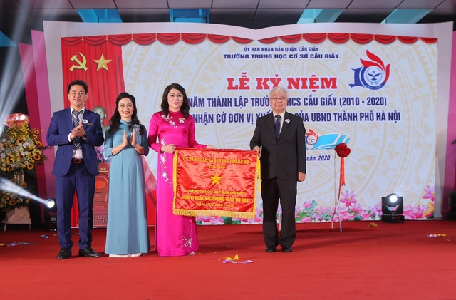 Trường THCS Cầu Giấy vinh dự đón nhận Cờ thi đua xuất sắc của UBND thành phố Hà Nội. Trường THCS Cầu Giấy vinh dự đón nhận Cờ thi đua xuất sắc của UBND thành phố Hà Nội.