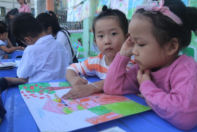 Trẻ mầm non tự tay vẽ tranh gây quỹ cứu trợ người dân vùng bão lũ | Báo Dân  trí