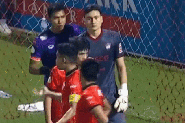Văn Lâm bỏ khung thành lên tấn công, suýt bị thủng lưới - 1 Văn Lâm bỏ khung thành lên tấn công, suýt bị thủng lưới - 1