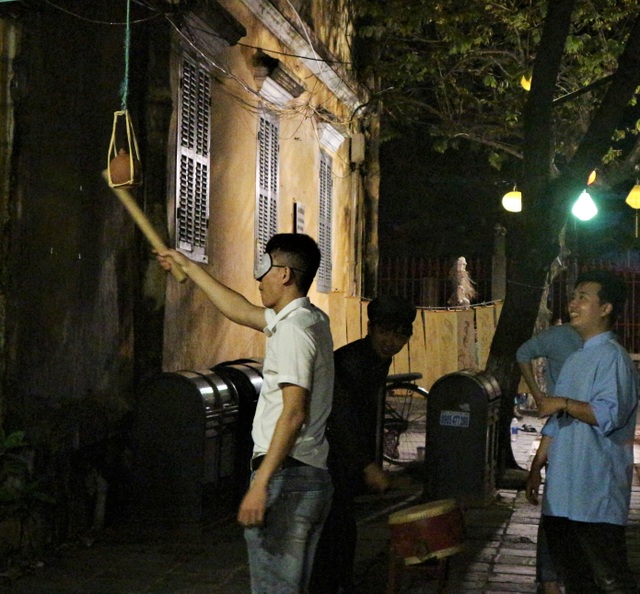 Du khách đổ về Hội An vui chơi trong ngày đầu mở cửa trở lại - 9 Du khách đổ về Hội An vui chơi trong ngày đầu mở cửa trở lại - 9