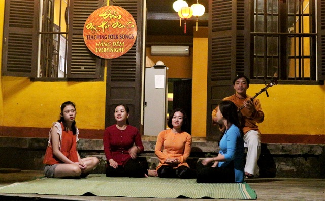 Du khách đổ về Hội An vui chơi trong ngày đầu mở cửa trở lại - 10 Du khách đổ về Hội An vui chơi trong ngày đầu mở cửa trở lại - 10