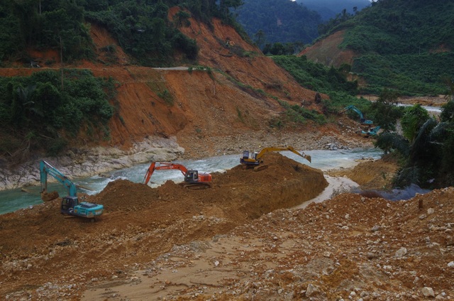 Clear the canal to redirect the Rao Trang River and find the missing person - 1