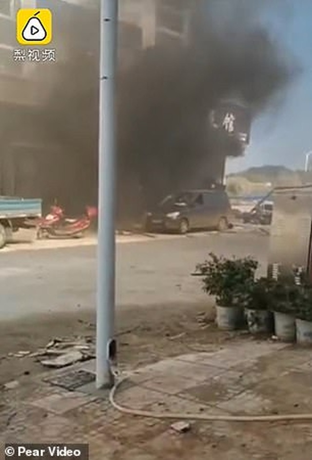 Nổ lớn nhấn chìm nhà hàng Trung Quốc trong biển lửa - 3 Nổ lớn nhấn chìm nhà hàng Trung Quốc trong biển lửa - 3