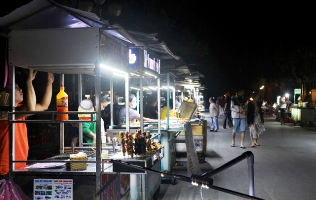 Du khách đổ về Hội An vui chơi trong ngày đầu mở cửa trở lại - 6 Du khách đổ về Hội An vui chơi trong ngày đầu mở cửa trở lại - 6