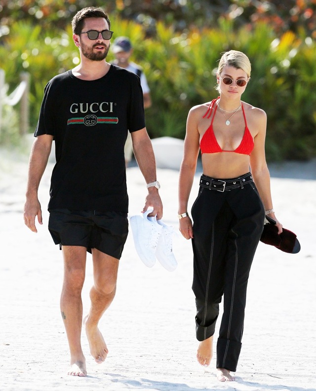 Bạn gái mới bốc lửa của tay chơi Scott Disick