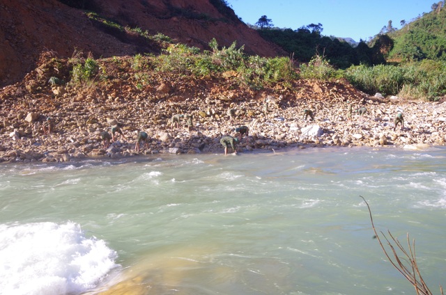 Clear the canal to redirect the Rao Trang River and find the missing person - 8