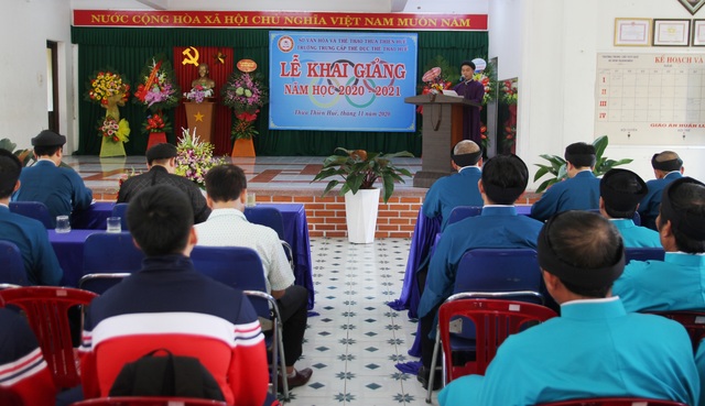 Các thầy giáo ở Huế mặc áo dài ngũ thân dự khai giảng năm học mới - 6