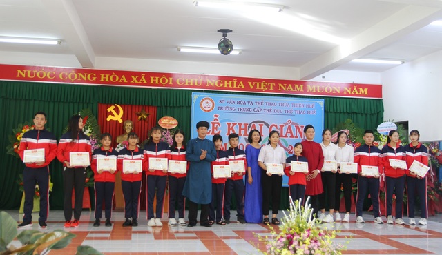 Các thầy giáo ở Huế mặc áo dài ngũ thân dự khai giảng năm học mới - 11