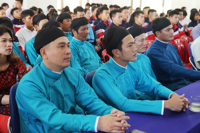 Các thầy giáo ở Huế mặc áo dài ngũ thân dự khai giảng năm học mới - 7