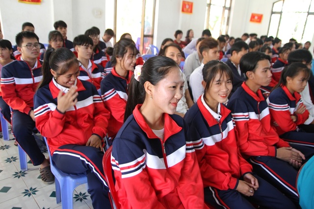 Các thầy giáo ở Huế mặc áo dài ngũ thân dự khai giảng năm học mới - 8