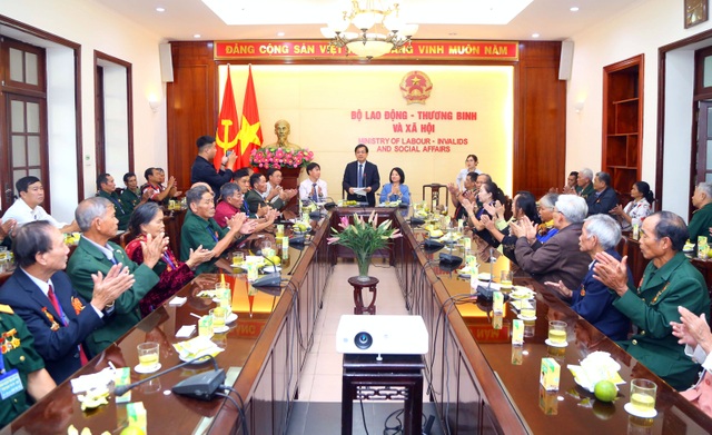 Bộ LĐ-TBXH gặp mặt đoàn đại biểu người có công tỉnh Kon Tum - 2 Bộ LĐ-TBXH gặp mặt đoàn đại biểu người có công tỉnh Kon Tum - 2