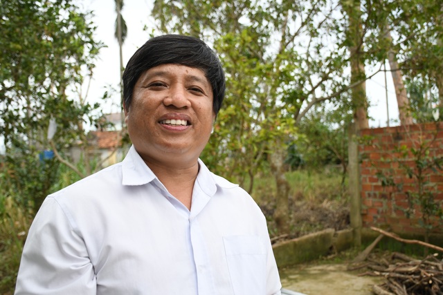 Thầy giáo gom góp yêu thương giúp người nghèo lợp mái nhà sau bão - 3 Thầy giáo gom góp yêu thương giúp người nghèo lợp mái nhà sau bão - 3