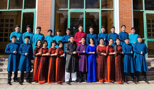 Các thầy giáo ở Huế mặc áo dài ngũ thân dự khai giảng năm học mới - 3