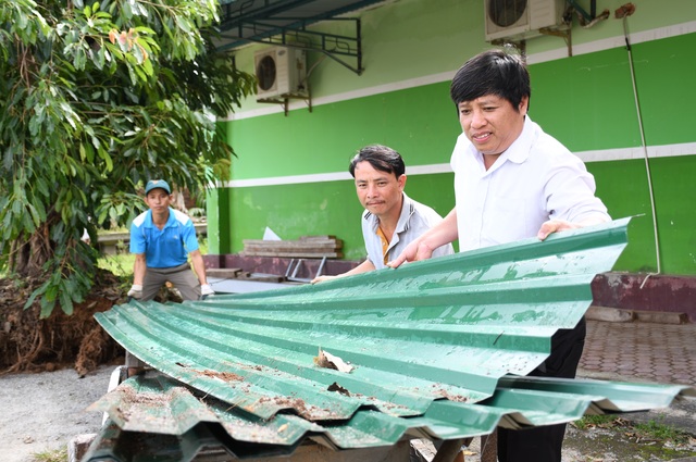 Thầy giáo gom góp yêu thương giúp người nghèo lợp mái nhà sau bão - 1