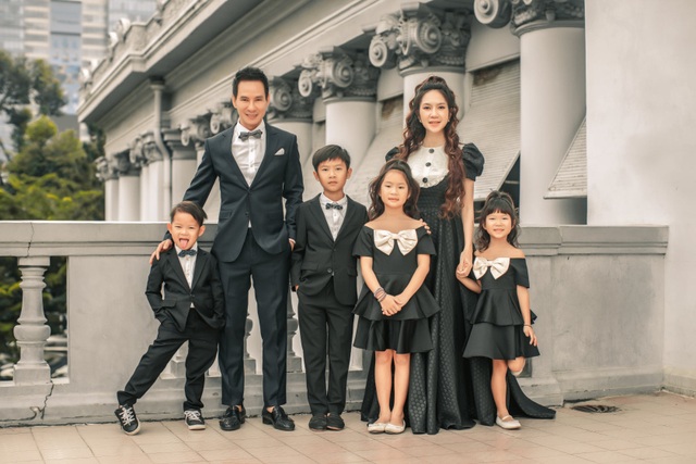 Ảnh gia đình 6 thành viên Lý Hải - Minh Hà: Bạn yêu mến gia đình của ca sĩ Lý Hải và Minh Hà? Bức ảnh gia đình 6 thành viên này sẽ khiến bạn phải ngẩn ngơ trước vẻ đẹp và tình cảm thật đong đầy của họ.