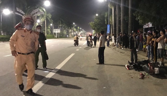 Siêu mô tô BMW gây tai nạn, 2 người tử vong, 1 người nguy kịch - 2 Siêu mô tô BMW gây tai nạn, 2 người tử vong, 1 người nguy kịch - 2