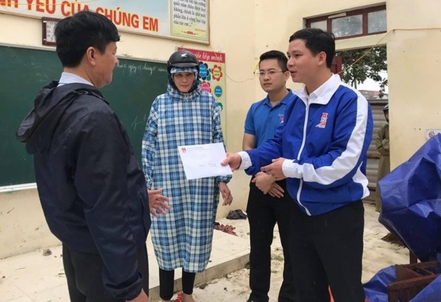 Tỉnh đoàn Quảng Bình hỗ trợ 20 triệu đồng cho trường học tốc mái trong bão - 2 Tỉnh đoàn Quảng Bình hỗ trợ 20 triệu đồng cho trường học tốc mái trong bão - 2