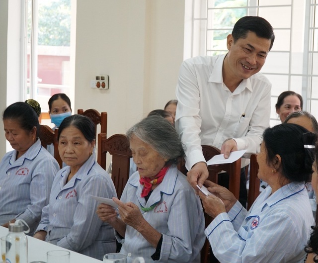 Ngành giáo dục Nghệ An chăm lo các nhà giáo đang điều trị tại bệnh viện - 2 Ngành giáo dục Nghệ An chăm lo các nhà giáo đang điều trị tại bệnh viện - 2