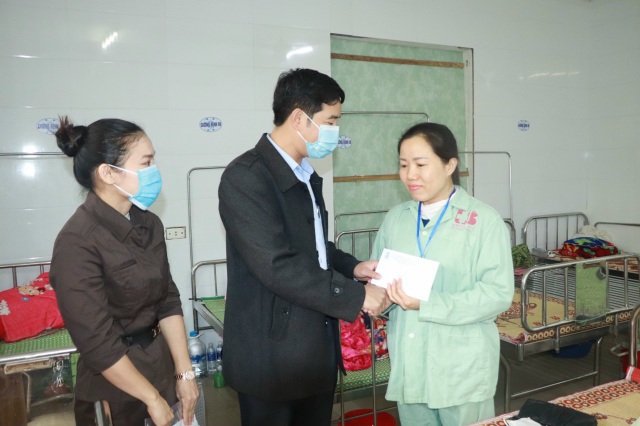 Ngành giáo dục Nghệ An chăm lo các nhà giáo đang điều trị tại bệnh viện - 3 Ngành giáo dục Nghệ An chăm lo các nhà giáo đang điều trị tại bệnh viện - 3
