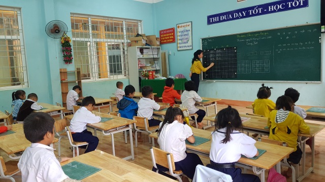 Thầy trò vùng sạt lở Trà Leng trở lại trường sau 3 tuần nghỉ học - 6 Thầy trò vùng sạt lở Trà Leng trở lại trường sau 3 tuần nghỉ học - 6