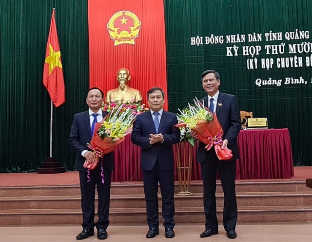 A1- ONG TRAN HAI CHAU (BEN TRAI) VÀ ONG TRAN THANG (BEN PHAI) NHAN HOA CHUC MUNG CUA BI THU TINH UY QUANG BINH VU DAI THANG.jpeg
