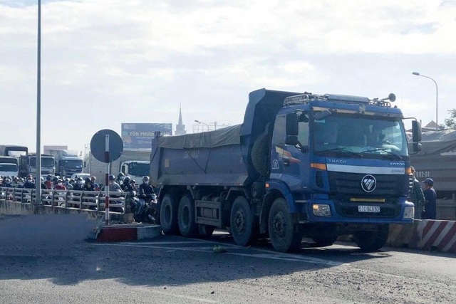 Xe ben vi phạm tông xe CSGT trên đường trốn chạy - 1 Xe ben vi phạm tông xe CSGT trên đường trốn chạy - 1