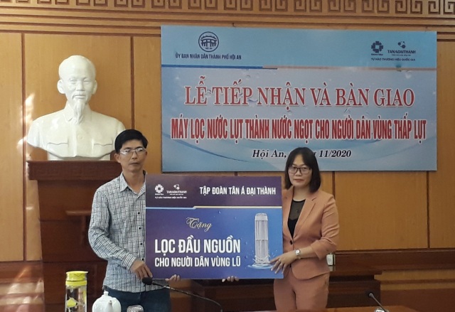 Tân Á Đại Thành hỗ trợ lọc nước sinh hoạt cho người dân vùng lũ - 2 Tân Á Đại Thành hỗ trợ lọc nước sinh hoạt cho người dân vùng lũ - 2