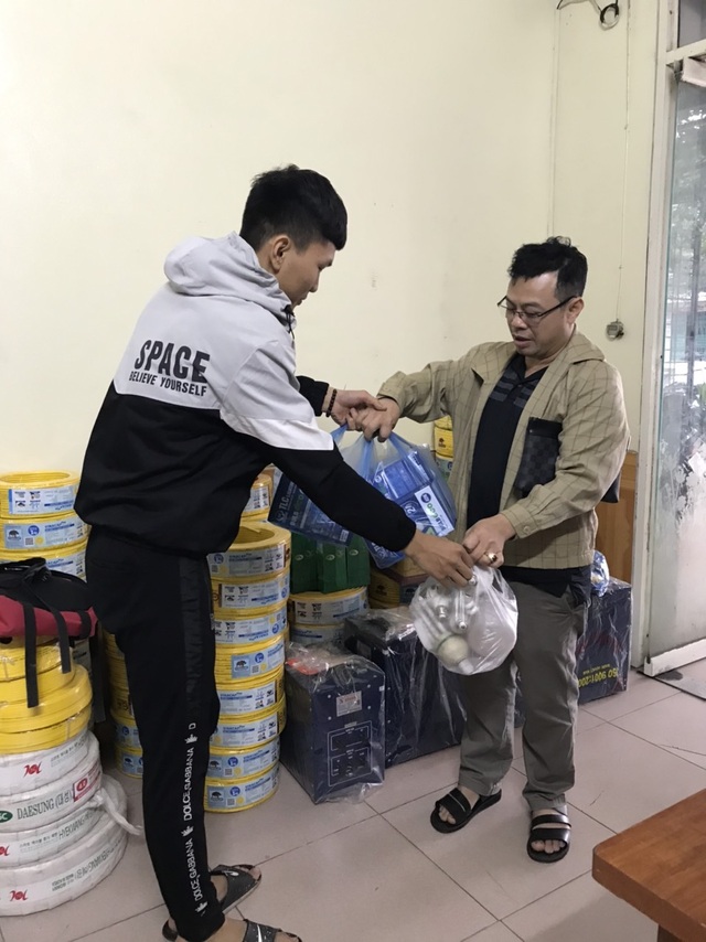 Ngăn chặn tình trạng vứt bỏ bóng đèn bừa bãi - 4 Ngăn chặn tình trạng vứt bỏ bóng đèn bừa bãi - 4