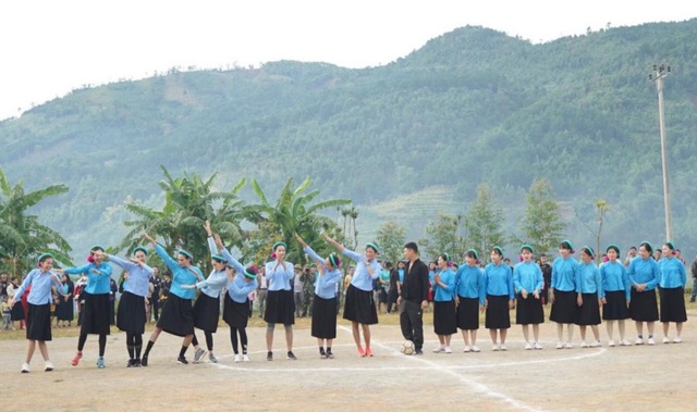 Dàn Hoa hậu Hoàn vũ mặc váy truyền thống thi đá bóng với biểu cảm hài hước