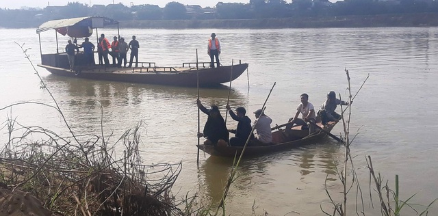 Trắng đêm tìm người lái đò rơi xuống sông Lam - 2 Trắng đêm tìm người lái đò rơi xuống sông Lam - 2
