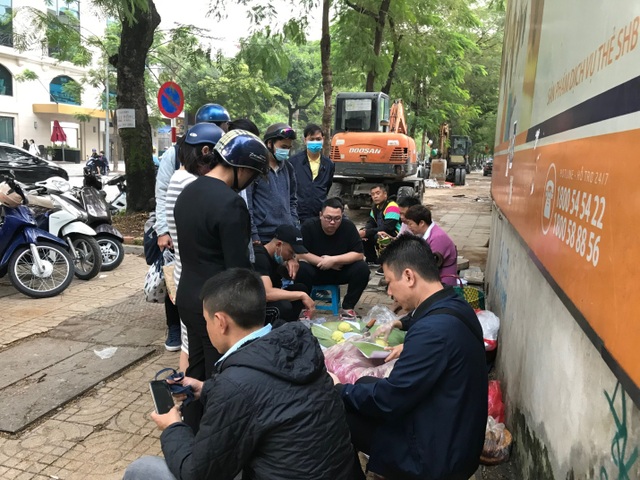 Kỹ nghệ gói xôi nhanh như “chớp” giúp bà chủ Hà Nội bán cả tạ gạo mỗi ngày - 1 Kỹ nghệ gói xôi nhanh như “chớp” giúp bà chủ Hà Nội bán cả tạ gạo mỗi ngày - 1