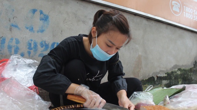 Kỹ nghệ gói xôi nhanh như “chớp” giúp bà chủ Hà Nội bán cả tạ gạo mỗi ngày - 2 Kỹ nghệ gói xôi nhanh như “chớp” giúp bà chủ Hà Nội bán cả tạ gạo mỗi ngày - 2