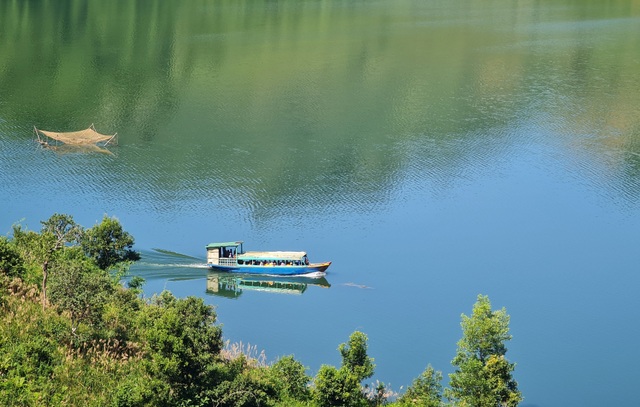 A dreamlike scene of a place known as "Ha Long Bay of the Central Highlands" - 4