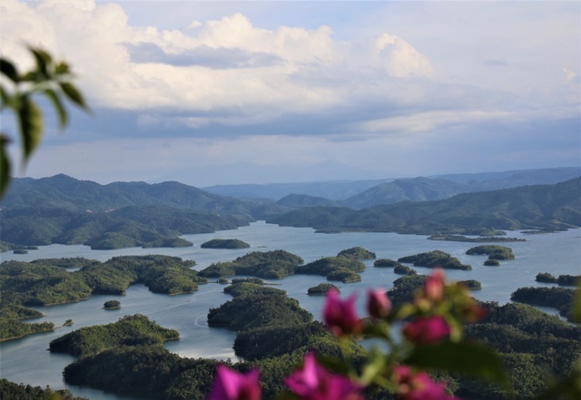 A dreamlike scene of a place known as "Ha Long Bay of the Central Highlands" - 8