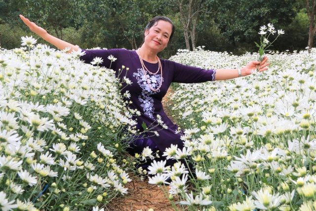 Chrysanthemum garden attracts thousands of people who come to take pictures and do not want to return to Ninh Binh - 5